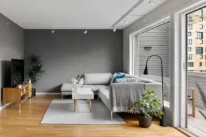 ułożyć dywan w salonie