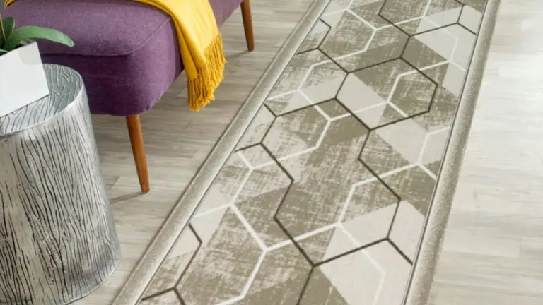 wzory geometryczne na chodniku do przedpokoju