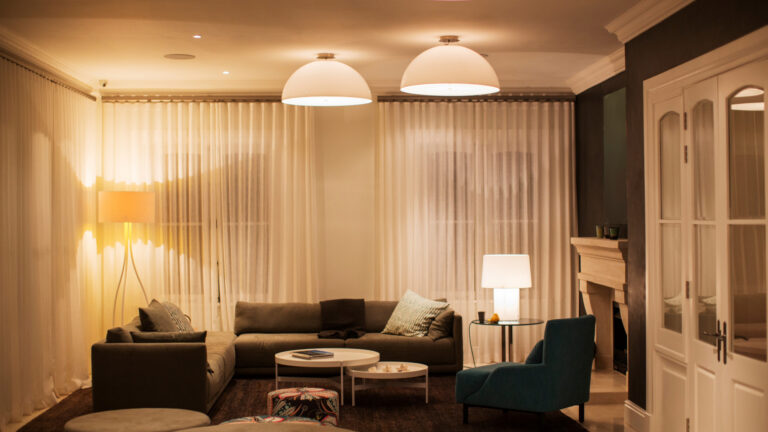 jak dobrać oświetlenie do salonu