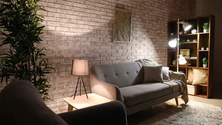 lampy stojące i kinkiety w salonie