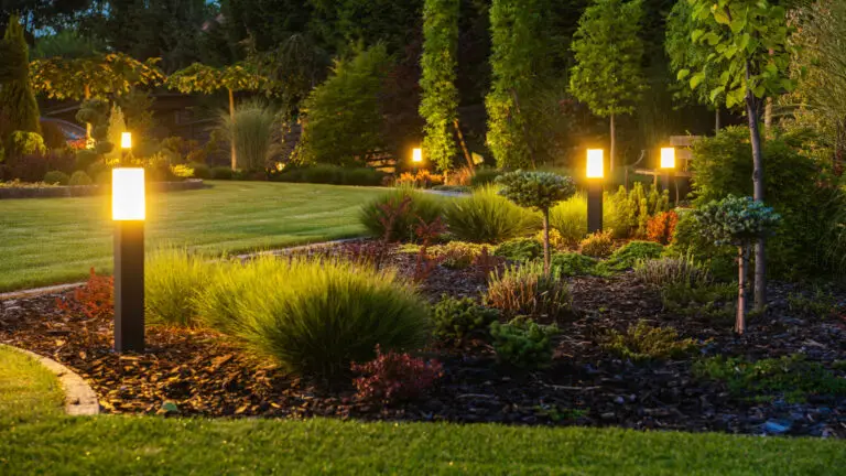 Oświetlenie budujące nastrój w ogrodzie wieczorem