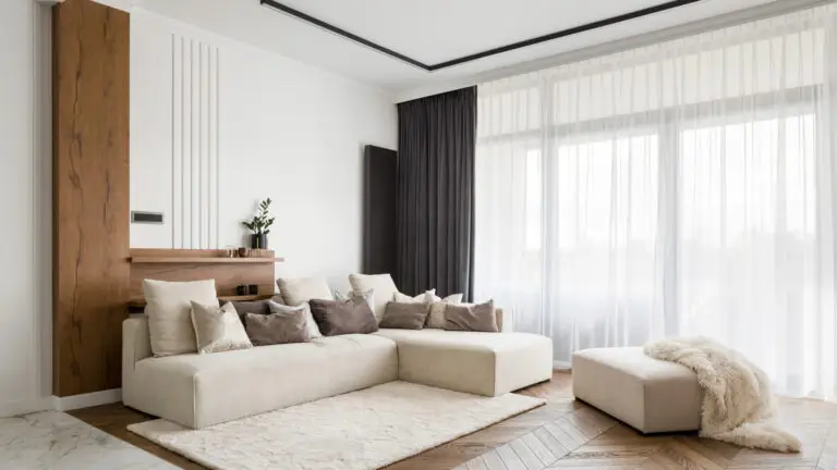 salon z pięknym jasnym narożnikiem