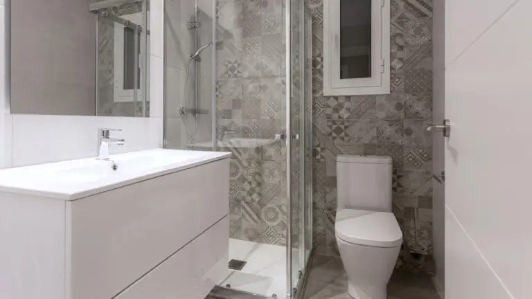 mała łazienka w bloku z prysznicem i niskim brodzikiem