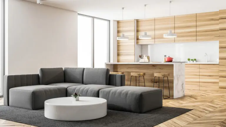 narożnik na środku salonu z aneksem kuchennym pozwala na strefowanie przestrzeni