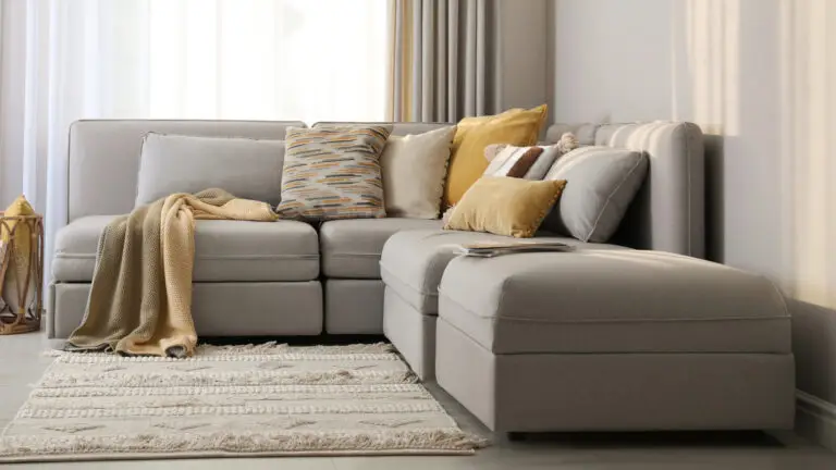 Narożnik odsunięty 10 cm od ściany, pokazujący efekt lekkości, i pod oknem