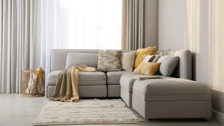 Nowoczesna aranżacja poduszek dekoracyjnych na szarej kanapie w salonie